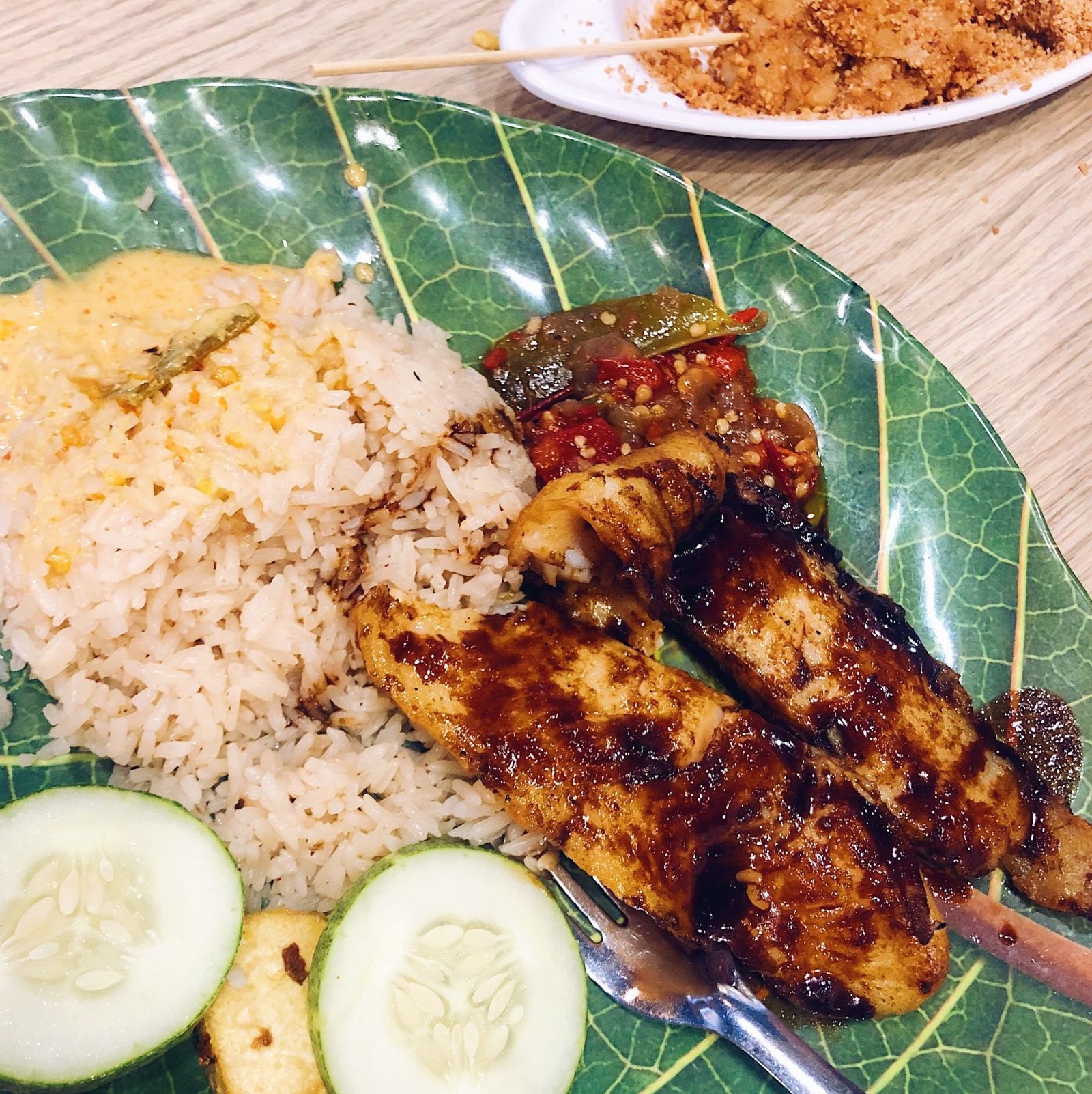 how to travel low budget in singapore